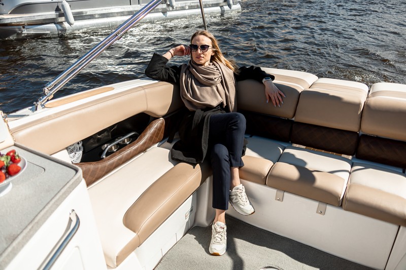 Классика Петербурга: прогулка на катере с аудиогидом или музыкой – индивидуальная экскурсия