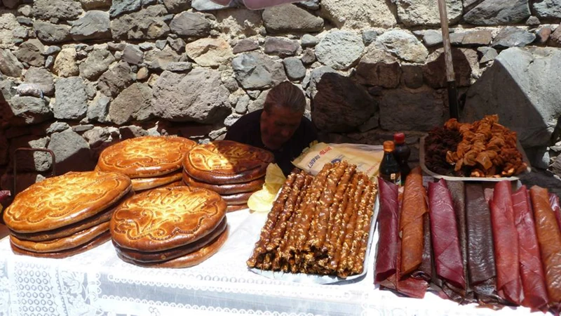 Каменная симфония Гарни, скальный Гегард и обед на озере Севан – групповая экскурсия