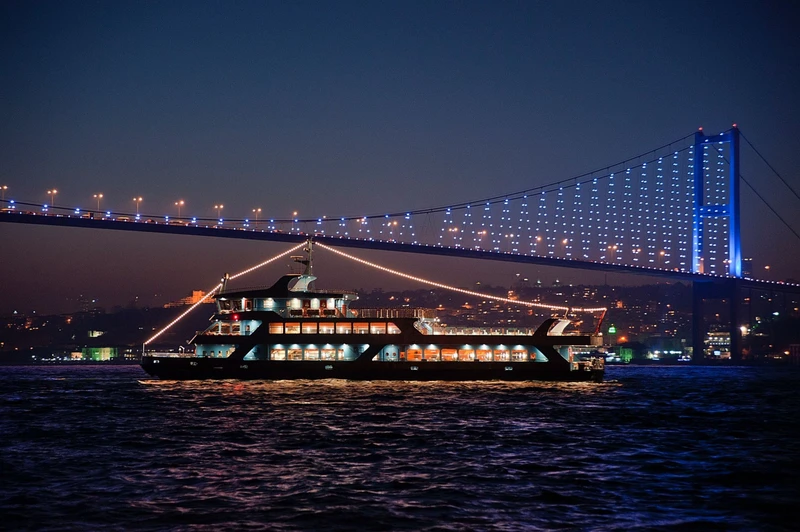 Круиз по Босфору с танцами и ужином – групповая экскурсия