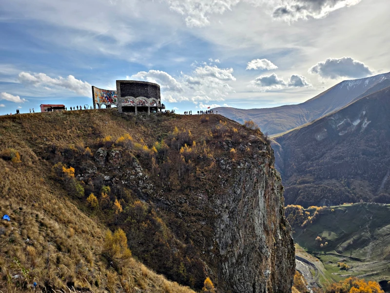 Путешествие из Тбилиси в Казбеги: от крепости Ананури до храма Гергети – групповая экскурсия