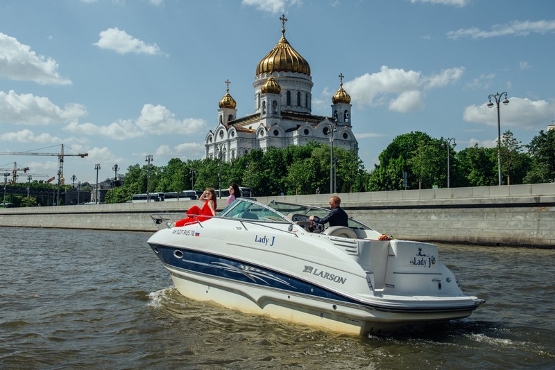 На каютной яхте «Вальяжная» по центру Москвы – индивидуальная экскурсия