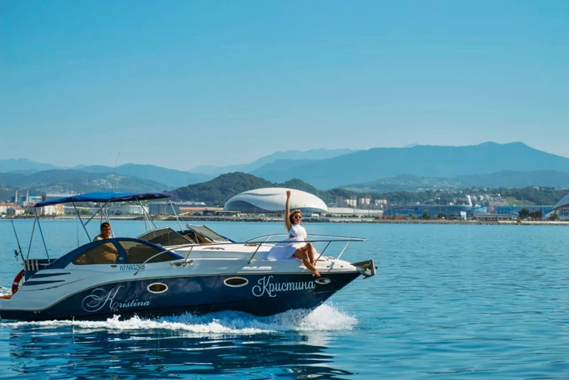 Прогулка на яхте Velvette 29 в Адлере – индивидуальная экскурсия