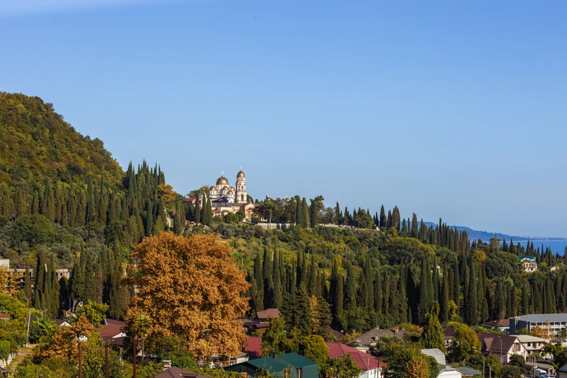 Оздоровительный тур «всё включено» в Абхазию: пилатес и растяжка с тренером, экскурсии (мини-группа) – авторский тур