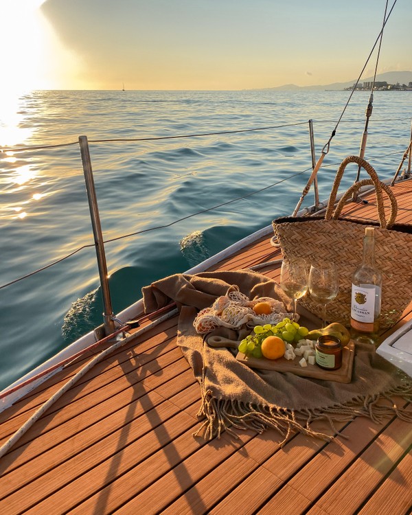 Морская прогулка на яхте под парусом