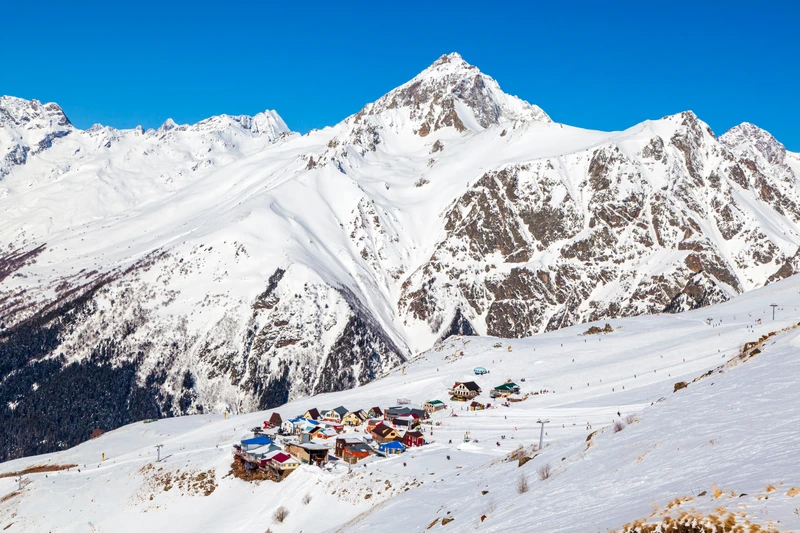 На новогодние выходные — в Домбай: индивидуальный джип-тур и урок катания на лыжах или сноуборде – авторский тур