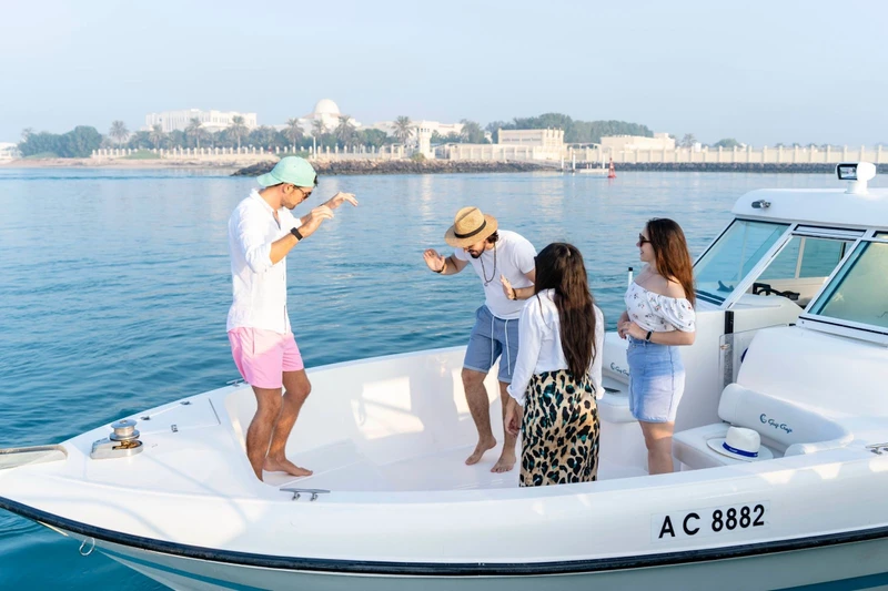 Морской круиз по островам Абу-Даби с остановками для купания – групповая экскурсия