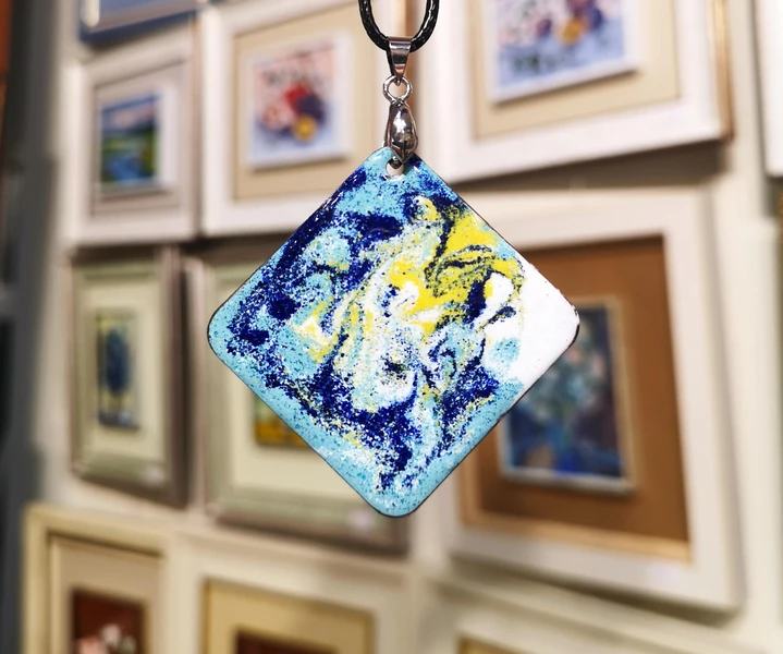 Семейный мастер-класс по росписи кулона в технике «горячая эмаль» – групповая экскурсия