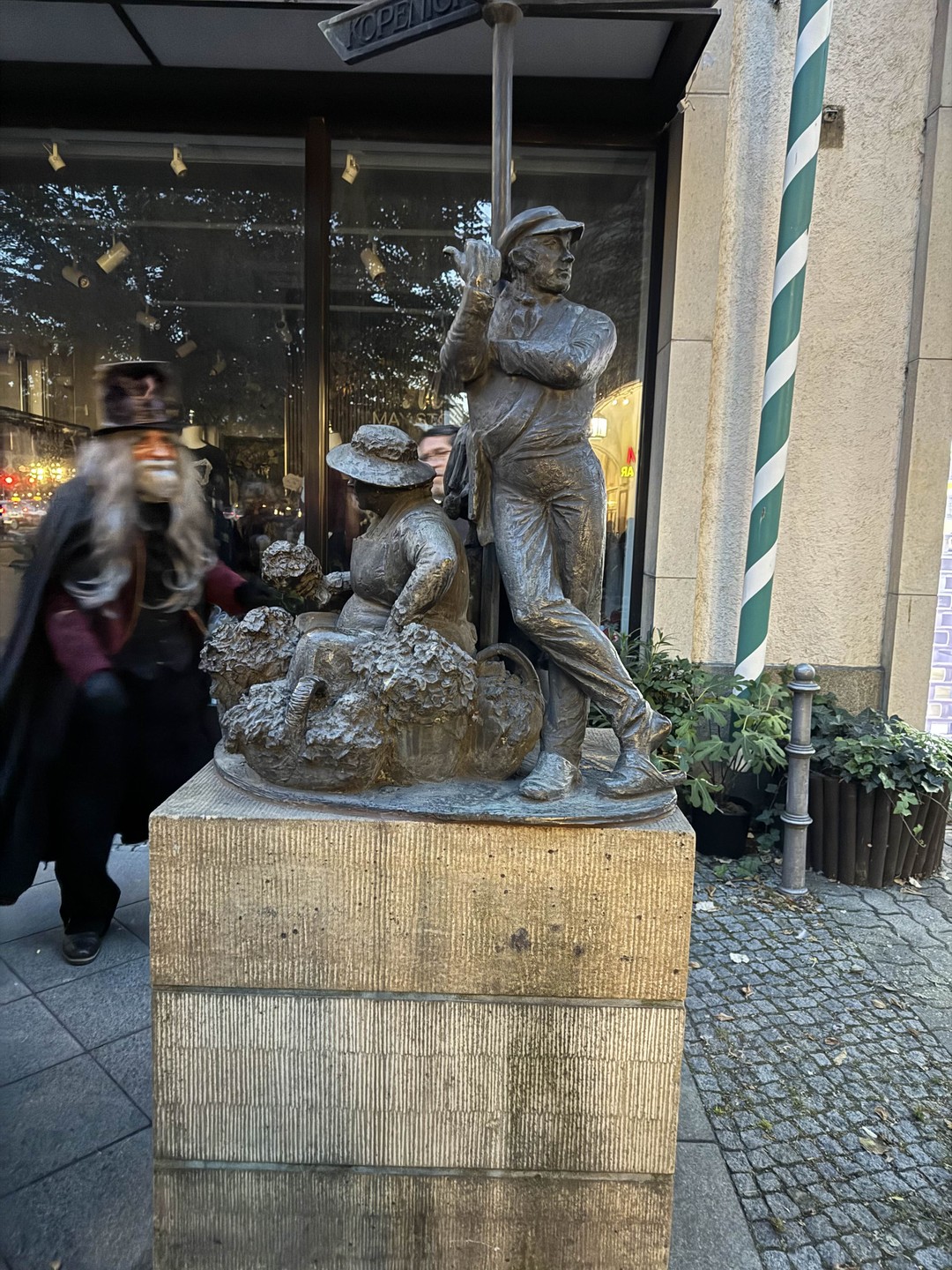 Отзыв о экскурсии "Николаифиртель: таинственная экскурсия-спектакль с фонарщиком" — фото 1 Отзыв о экскурсии "Николаифиртель: таинственная экскурсия-спектакль с фонарщиком" — фото 1